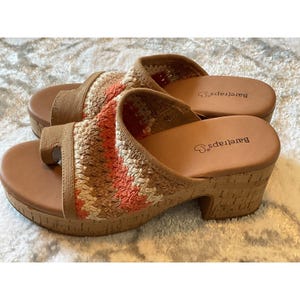 Baretraps Womens Coral White Crochet Wedge Thong Sandals Size 6M image 2