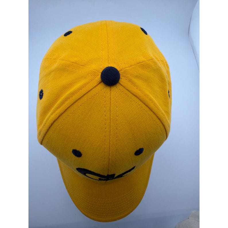 Gorra ajustable con el logo GT de los Georgia Tech Yellow Jackets en color dorado y azul marino. imagen 4