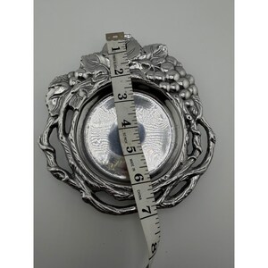 Posavasos de aluminio para botella de vino Arthur Court Vintage 1992 Grapevine, color plata. imagen 5