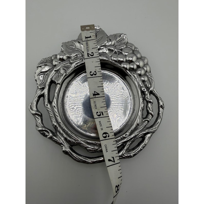 Posavasos de aluminio para botella de vino Arthur Court Vintage 1992 Grapevine, color plata. imagen 5