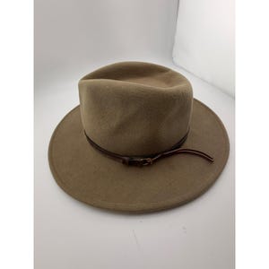 Sombrero Fedora de lana LiteFelt de Overland Outfitters, color topo, con banda de cuero marrón, talla mediana imagen 3