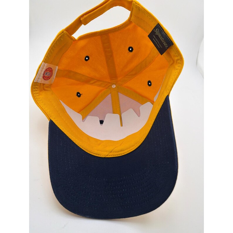Gorra ajustable con el logo GT de los Georgia Tech Yellow Jackets en color dorado y azul marino. imagen 5