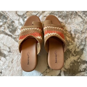 Baretraps Womens Coral White Crochet Wedge Thong Sandals Size 6M image 4