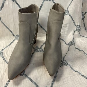 Coconuts by Matisse Womens Gray Suede Ankle Booties Size 9 image 2