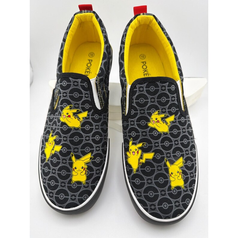 Baskets en toile à enfiler Ground Up Pokemon Pikachu pour homme, pointure 44. image 1