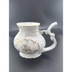 Taza de spa de porcelana blanca vintage con forma de bigote y boquilla con motivo de ciervo y filigrana dorada. imagen 2