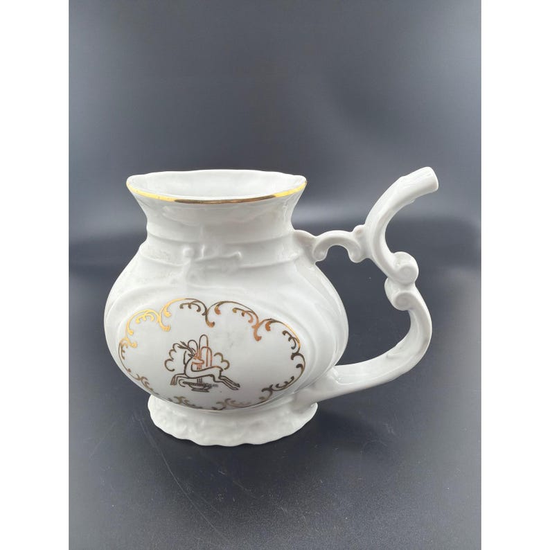 Taza de spa de porcelana blanca vintage con forma de bigote y boquilla con motivo de ciervo y filigrana dorada. imagen 2