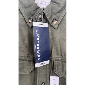 Camisa de manga larga con botones color verde oliva para hombre de Lucky Brand, talla pequeña. imagen 2