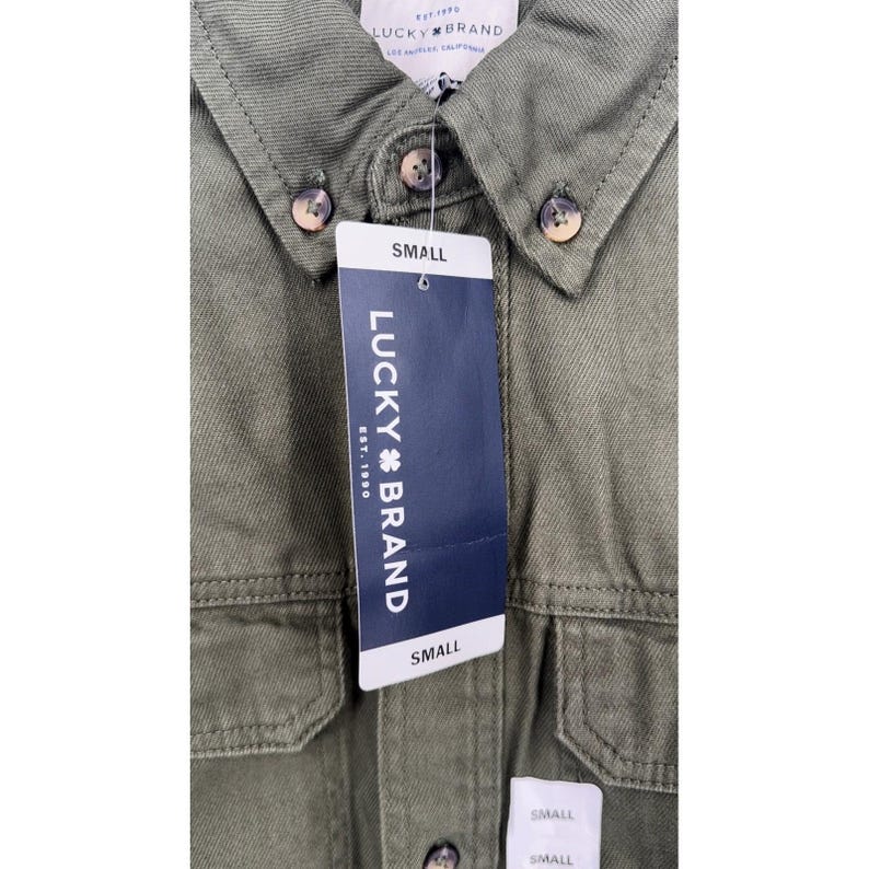 Camisa de manga larga con botones color verde oliva para hombre de Lucky Brand, talla pequeña. imagen 2