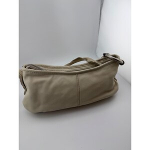 Ruehl Nr. 925 Greenwich St. Baguette-Schultertasche aus cremefarbenem Leder, Vintage-Stil der 2000er Jahre Bild 3