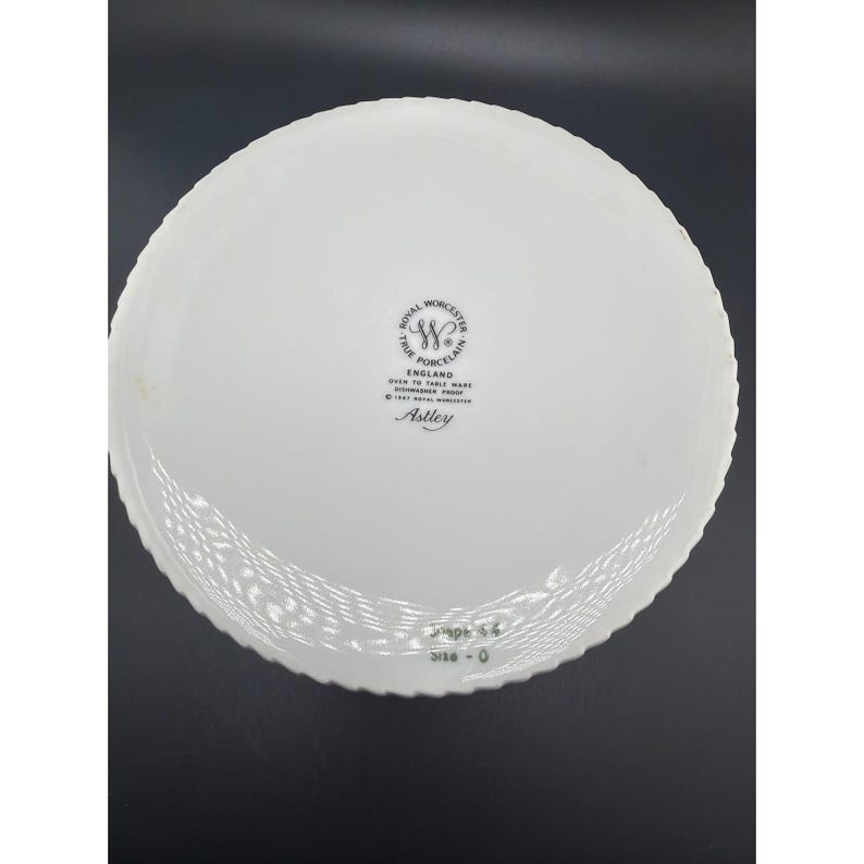 Royal Worcester Astley souffléschaal 7 inch met bloemenmotief, goudkleurig porselein, Engeland afbeelding 4