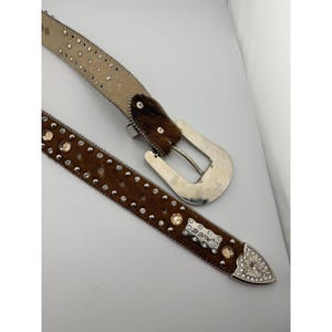 Cinturón vaquero BB Simon Brown con pelo sobre piel y cristales Swarovski, hebilla plateada. imagen 3