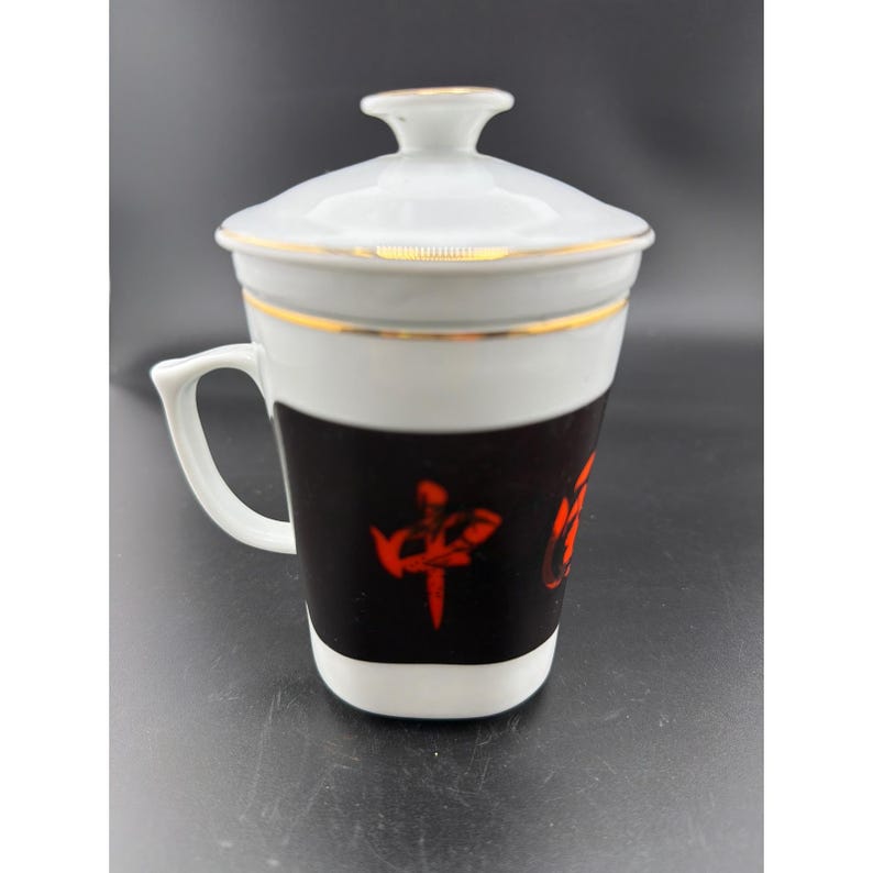 Taza infusora de té de porcelana china con tapa y colador, diseño en negro, rojo y dorado, 3 piezas. imagen 2