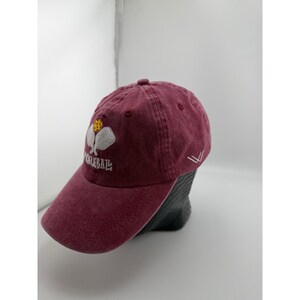 Gorra Waldeal Pickleball color granate lavada, bordada y ajustable. imagen 2