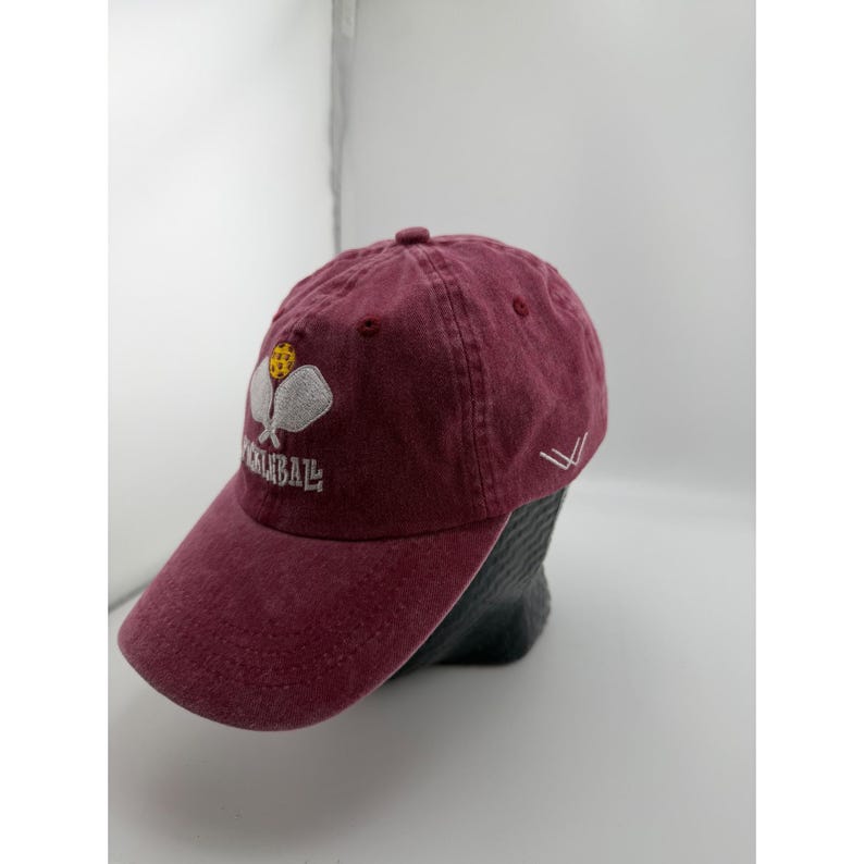 Gorra Waldeal Pickleball color granate lavada, bordada y ajustable. imagen 2