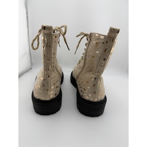 Stivali da combattimento da donna Tinstree, beige, oro metallizzato, con lacci e cerniera laterale, taglia 10. immagine 4