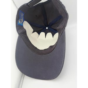 Cappello hawaiano con geco della Big Island, grigio e blu, con bandiera delle Hawaii. immagine 5