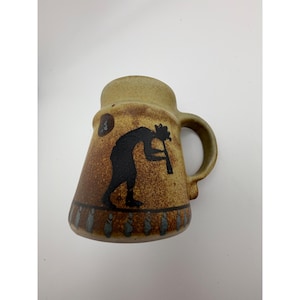 Taza de cerámica del estudio Kokopelli, de gres del suroeste, con diseño de flautista. imagen 1