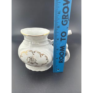 Taza de spa de porcelana blanca vintage con forma de bigote y boquilla con motivo de ciervo y filigrana dorada. imagen 6