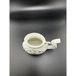 Taza de spa de porcelana blanca vintage con forma de bigote y boquilla con motivo de ciervo y filigrana dorada. imagen 3
