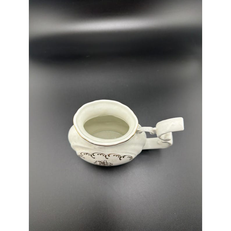 Taza de spa de porcelana blanca vintage con forma de bigote y boquilla con motivo de ciervo y filigrana dorada. imagen 3