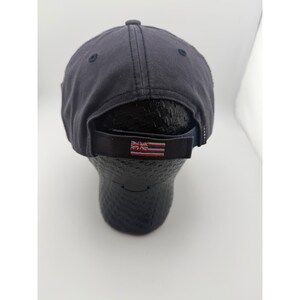 Cappello hawaiano con geco della Big Island, grigio e blu, con bandiera delle Hawaii. immagine 4