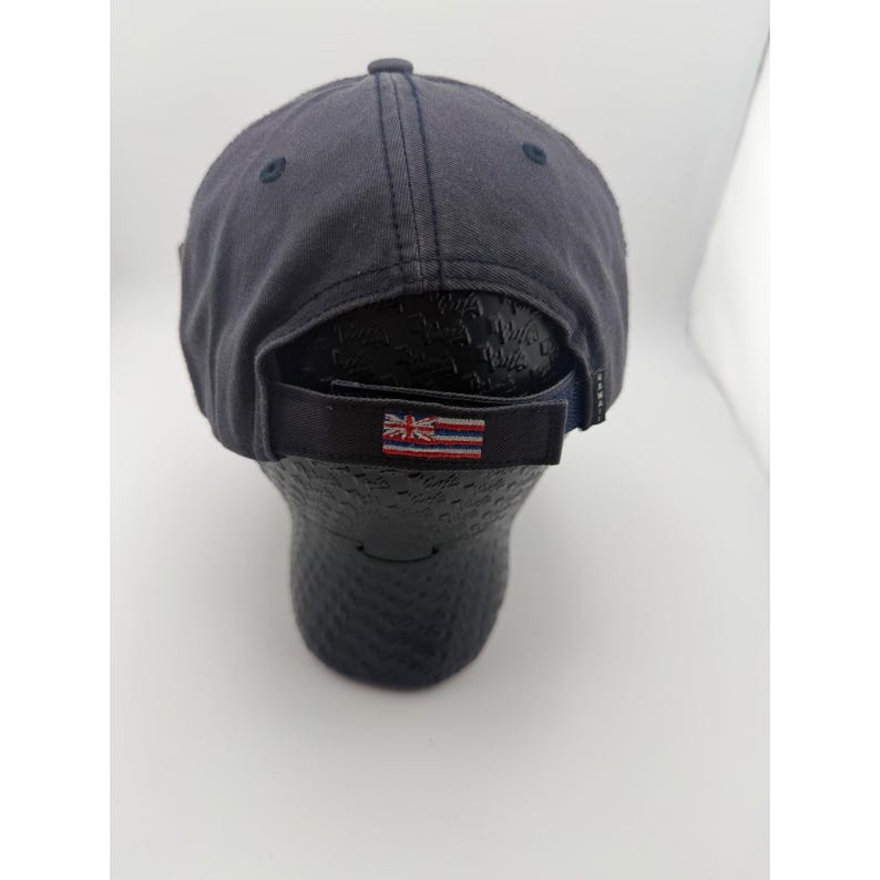 Cappello hawaiano con geco della Big Island, grigio e blu, con bandiera delle Hawaii. immagine 4