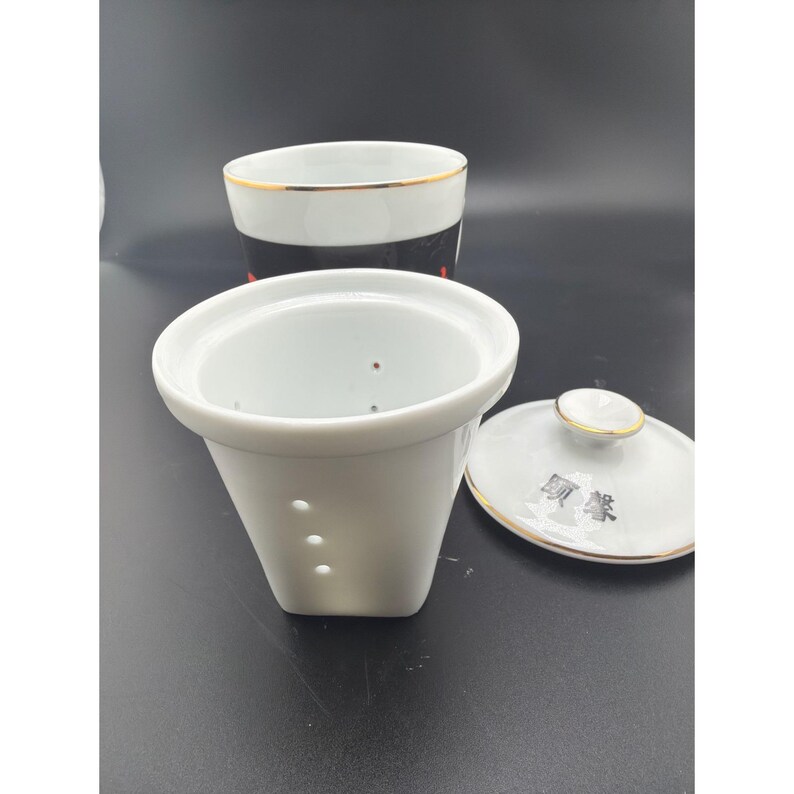 Taza infusora de té de porcelana china con tapa y colador, diseño en negro, rojo y dorado, 3 piezas. imagen 6