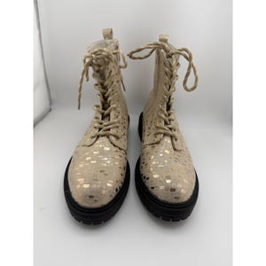 Stivali da combattimento da donna Tinstree, beige, oro metallizzato, con lacci e cerniera laterale, taglia 10. immagine 1