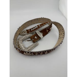 Cinturón vaquero BB Simon Brown con pelo sobre piel y cristales Swarovski, hebilla plateada. imagen 4
