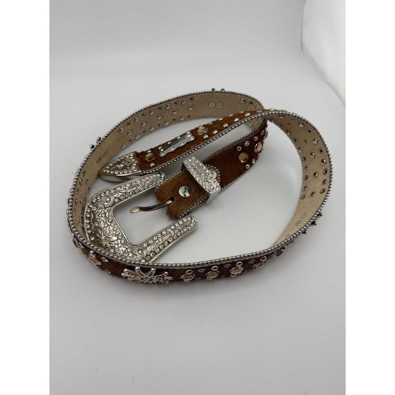 Cinturón vaquero BB Simon Brown con pelo sobre piel y cristales Swarovski, hebilla plateada. imagen 4