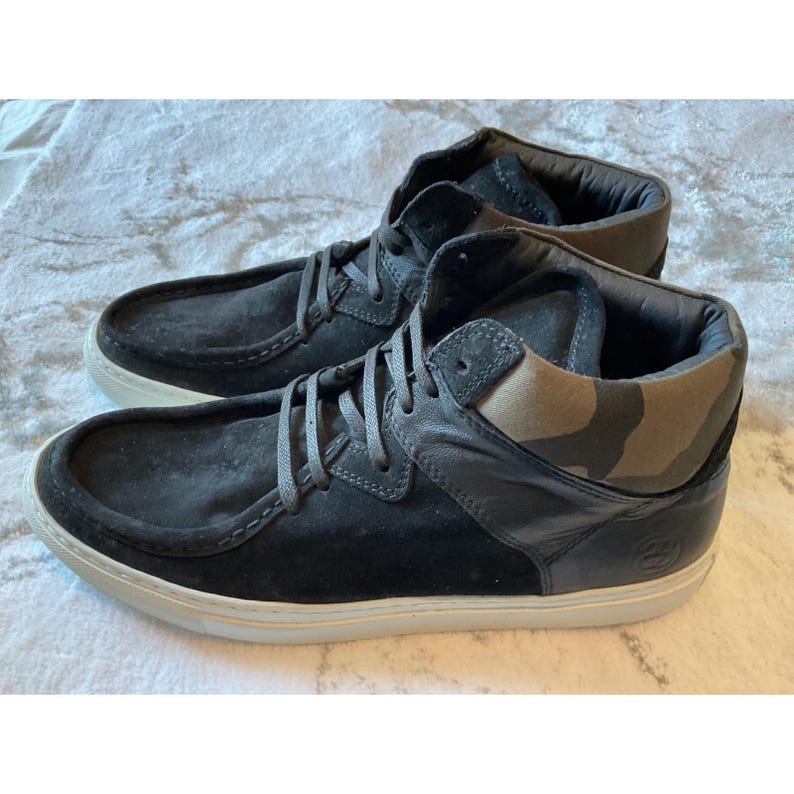 Tênis casual Stussy de cano médio em camurça preta com cadarço, tamanho masculino 9. imagem 2