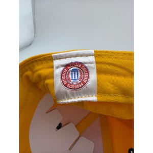 Gorra ajustable con el logo GT de los Georgia Tech Yellow Jackets en color dorado y azul marino. imagen 6