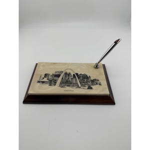 Vintage Schreibtisch-Stifthalter aus Holz mit St. Louis-Gateway-Arch-Skyline-Motiv Bild 3