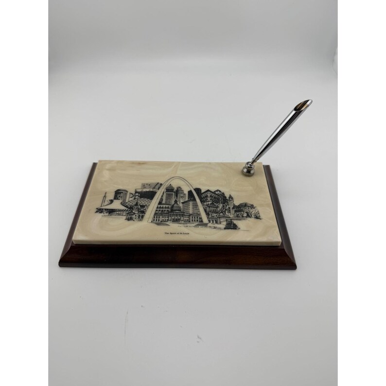 Vintage Schreibtisch-Stifthalter aus Holz mit St. Louis-Gateway-Arch-Skyline-Motiv Bild 3