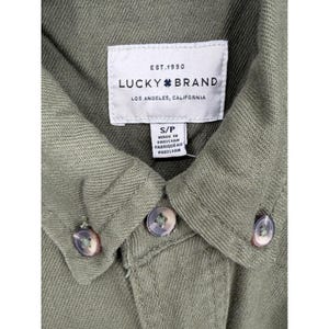 Camisa de manga larga con botones color verde oliva para hombre de Lucky Brand, talla pequeña. imagen 4