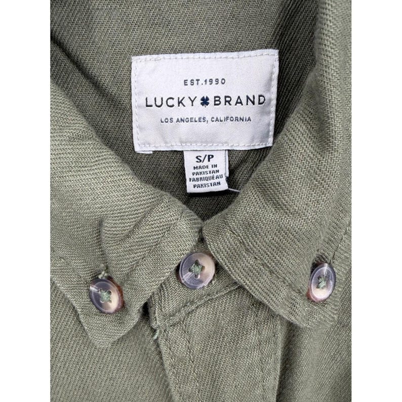 Camisa de manga larga con botones color verde oliva para hombre de Lucky Brand, talla pequeña. imagen 4