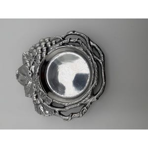 Posavasos de aluminio para botella de vino Arthur Court Vintage 1992 Grapevine, color plata. imagen 1
