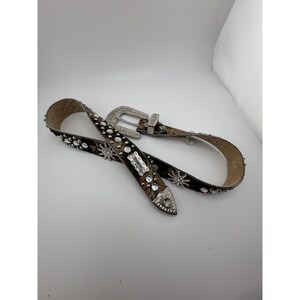 Pasek BHW Western Camo Hair on Hide ze srebrną klamrą i kryształkami, rozmiar M zdjęcie 10