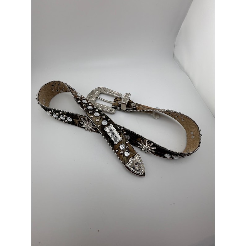 Pasek BHW Western Camo Hair on Hide ze srebrną klamrą i kryształkami, rozmiar M zdjęcie 10