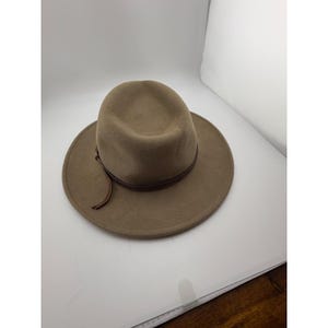 Sombrero Fedora de lana LiteFelt de Overland Outfitters, color topo, con banda de cuero marrón, talla mediana imagen 4
