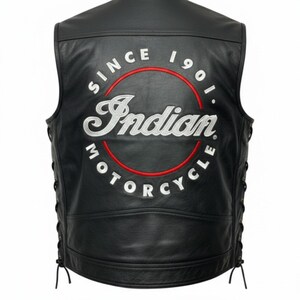 Puede incluir: Chaleco de moto de cuero negro con el logotipo de Indian Motorcycle bordado en la espalda. El logotipo es blanco con un círculo rojo y las palabras "SINCE 1901" y "MOTORCYCLE". El chaleco tiene cordones laterales.