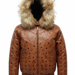 MCM Blouson aviateur en cuir cognac Visetos avec capuche en fourrure pour hommes, streetwear de luxe d'hiver