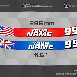 Może przedstawiać: Dwie zakrzywione naklejki, jedna czerwona i jedna niebieska, z napisem "YOUR NAME" i numerem "99". Czerwona naklejka przedstawia flagę amerykańską, a niebieska flagę brytyjską. Czerwona ma 29,5 cm długości.