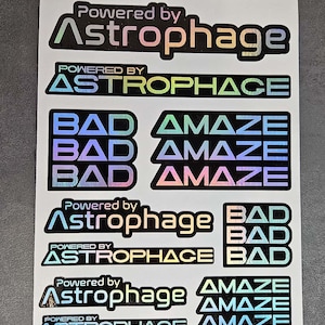 Può includere: Un set di tre tazze in ceramica con finitura opaca e macchiettata. Le tazze sono nei toni del crema, grigio chiaro e grigio scuro. Ogni tazza ha un design semplice e minimalista.