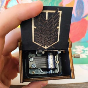 Japanische Anime Spieluhr aus Holz, handgefertigtes benutzerdefiniertes Geschenk, japanisches Geburtstagsgeschenk, Erinnerungsbox Sammlerstück, Fantasy Spieluhr für Fans
