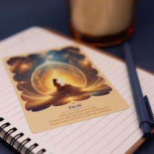 Puede incluir: Una tarjeta rectangular con una ilustraci&oacute;n central de un orbe dorado brillante y una silueta, con el texto PAUSE, EVALUATE YOUR MOTIVES, SETBACKS ARE SETUPS FOR COMEBACKS, SOMETHING BETTER IS ON THE HORIZON, sobre un cuaderno de l&iacute;neas.