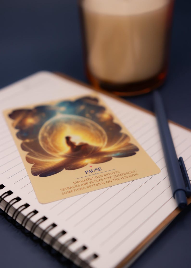 Puede incluir: Una tarjeta rectangular con una ilustraci&oacute;n central de un orbe dorado brillante y una silueta, con el texto PAUSE, EVALUATE YOUR MOTIVES, SETBACKS ARE SETUPS FOR COMEBACKS, SOMETHING BETTER IS ON THE HORIZON, sobre un cuaderno de l&iacute;neas.