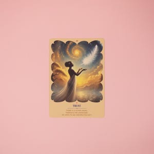 Puede incluir: Una carta de or&aacute;culo rectangular que muestra la silueta de una persona alcanzando una pluma blanca brillante bajo un cielo dorado arremolinado. La carta est&aacute; etiquetada como 49, TRUST, e incluye el texto: THERE IS A SILVER LINING. EMBRACE THE UNKNOWN. BE OPEN TO AN UNEXPECTED GIFT.