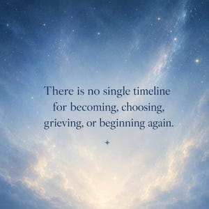 Puede incluir: Un gr&aacute;fico digital con un fondo de cielo nocturno azul profundo lleno de estrellas y nubes en la parte inferior. El texto centrado en azul oscuro dice: There is no single timeline for becoming, choosing, grieving, or beginning again.
